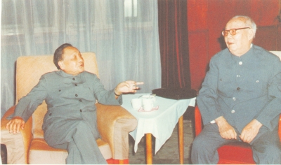 1982年9月，邓小平同叶剑英在十二大会议休息室交谈--邓小平纪念网--人民网