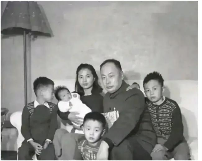 1951年陈毅和夫人张茜带着4个孩子合影，张茜年轻漂亮，很迷人