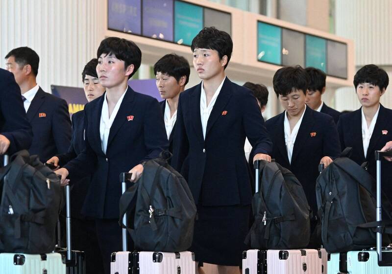 北韩女足「我故乡」队近日在亚足联女子冠军联赛夺冠，是8年来首支踏上南韩土地的朝鲜运动队伍。 图为队员17日入境韩国。 （法新社数据照）