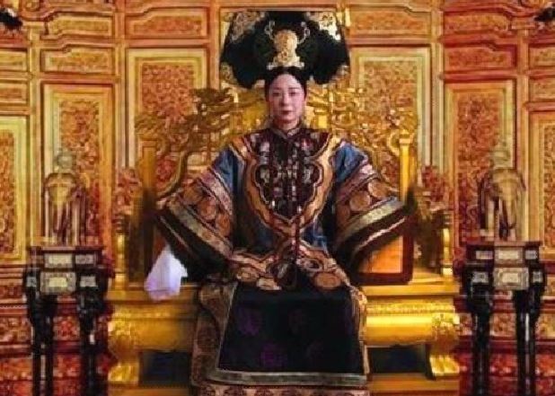 她陪伴慈禧左右，结局羡煞后宫