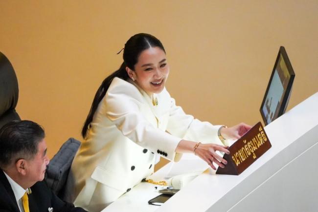 泰美女总理亮相弹劾辩论 香奈儿配红底鞋很飒