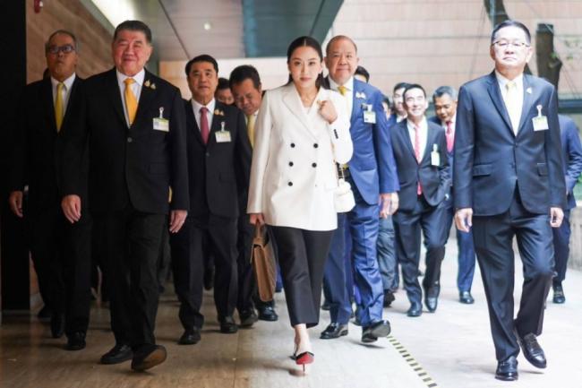 泰美女总理亮相弹劾辩论 香奈儿配红底鞋很飒