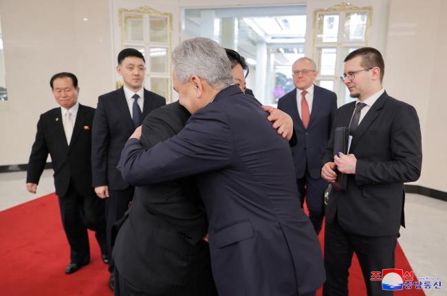 传达普京亲笔信！绍依古“紧抱金正恩”