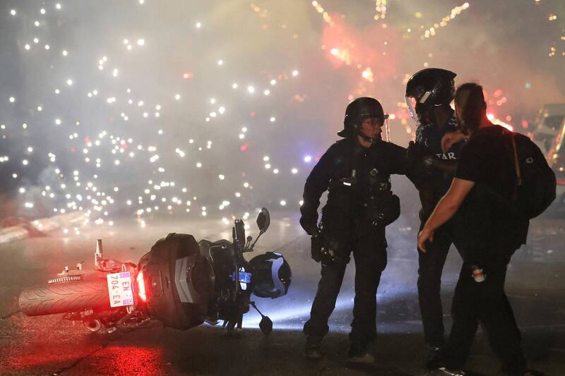 法国警方在巴黎街头应对球迷大规模骚乱。 （美联社）